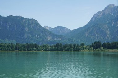 Forggensee Bavyera ve kıyıda Ludwig Bavyera kralı onun kale Neuschwanstein inşa