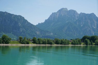 Forggensee Bavyera ve kıyıda Ludwig Bavyera kralı onun kale Neuschwanstein inşa