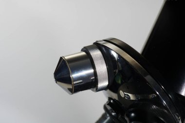                                Bu iyi durumda ve çalışan eski bir mikroskop olduğunu