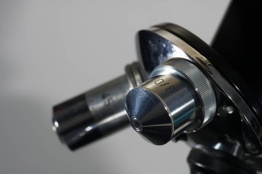                                Bu iyi durumda ve çalışan eski bir mikroskop olduğunu