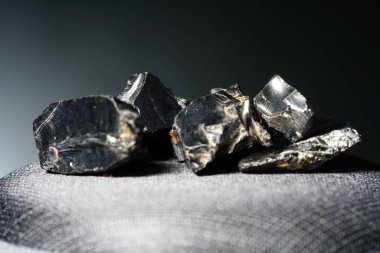 Shungit karbon ağırlıklı olarak oluşan ve en kaliteli ve stüdyo kalitesinde fotoğraflandı siyah bir kaya.
