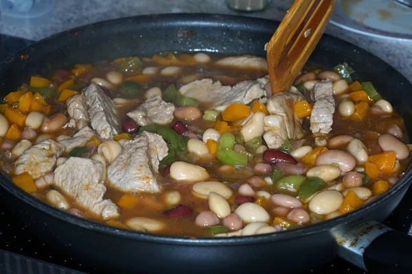 マクロレンズで鍋で調理した缶詰の白い巨大な豆 — ストック写真