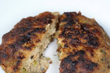 Lezzetli köfte kızarmış gevrek kahverengi ve sıcak servis