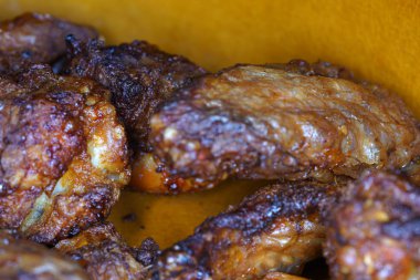 Lezzetli tavuk kanatları fırında gevrek kızarmış