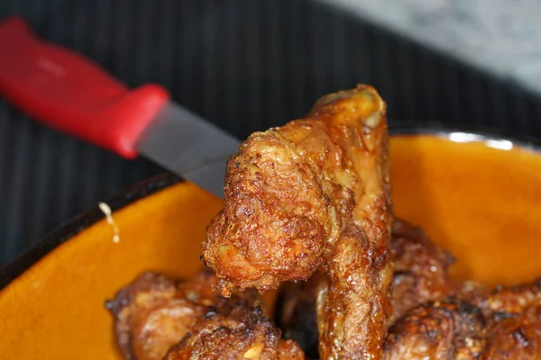 おいしい鶏の翼は オーブンでサクサク揚げ — ストック写真
