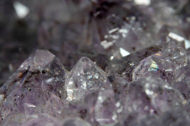 Kuvars da marco modunda fotoğraflanan siyah arka plan önünde stüdyoda mineral eklemeler ile derin kuvars denir              