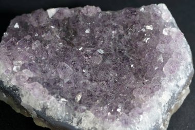 Kuvars da marco modunda fotoğraflanan siyah arka plan önünde stüdyoda mineral eklemeler ile derin kuvars denir              