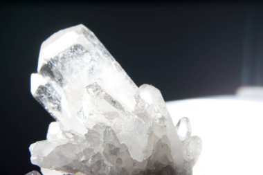 Kuvars da marco modunda fotoğraflanan siyah arka plan önünde stüdyoda mineral eklemeler ile derin kuvars denir              