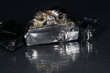 Shungit karbon ağırlıklı olarak oluşan ve en kaliteli ve stüdyo kalitesinde fotoğraflandı siyah bir kaya.            