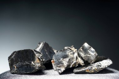 Shungit karbon ağırlıklı olarak oluşan ve en kaliteli ve stüdyo kalitesinde fotoğraflandı siyah bir kaya.            