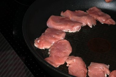 Madalyon olarak domuz bonfile kes ve tavada her iki tarafta sototed