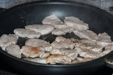 Madalyon olarak domuz bonfile kes ve tavada her iki tarafta sototed