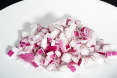 Taze kırmızı soğan mutfakta pek çok yemek rafine