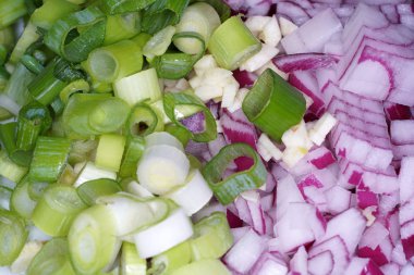 Taze kırmızı soğan mutfakta pek çok yemek rafine