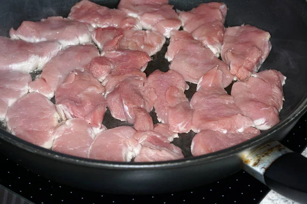 切猪肉软糖作为奖章 并在锅的两侧炒 — 图库照片