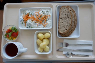                      Bir hastanede akşam yemeği için küçük patates ve frenk soğanı ile dereotu turşusu          