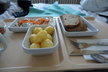                      Bir hastanede akşam yemeği için küçük patates ve frenk soğanı ile dereotu turşusu          