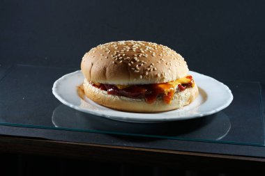 Kendi mutfağınızda lezzetli hamburger sığır eti hazırlanmış