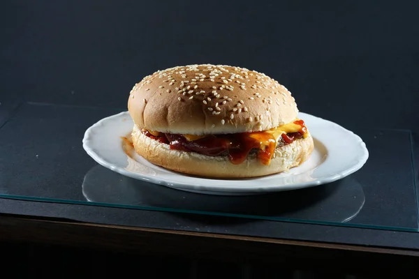 在您自己的厨房中享用用牛肉制作的美味汉堡包 — 图库照片