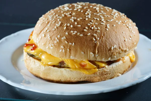 Smaczne Hamburger Własnej Kuchni Wykonane Wołowiny — Zdjęcie stockowe