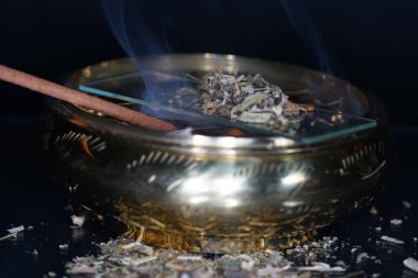 En iyi stüdyo kalitesinde Spice mix kısmen alınan makro lens ile siyah arka plan karşı izole fotoğraflandı