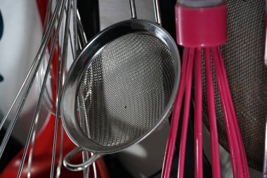 Ince paslanmaz çelik net ile bir kevgir her mutfakta çok yararlıdır