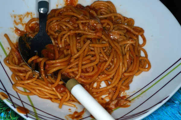 Spagetti yuvarlak bir kesit ile durum buğday yapılan makarna ve makarna türüdür