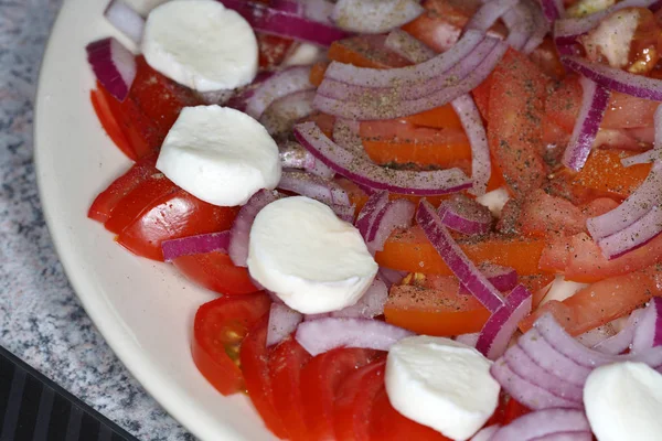 Tomato Mozzarella Salad Washed Tomatoes Rings Cut Onions Mozzarella — Stock Photo, Image