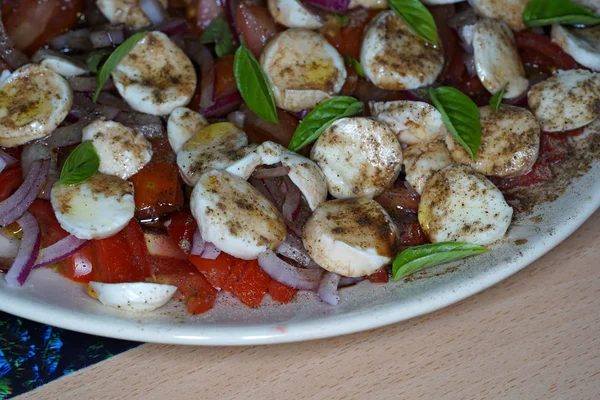 Tomato Mozzarella Salad Washed Tomatoes Rings Cut Onions Mozzarella — Stock Photo, Image