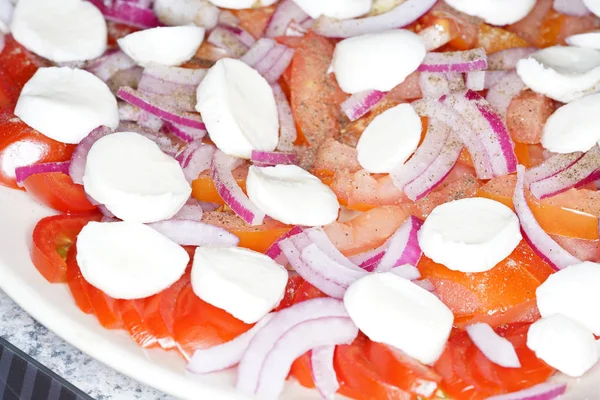 Tomato Mozzarella Salad Washed Tomatoes Rings Cut Onions Mozzarella — Stock Photo, Image