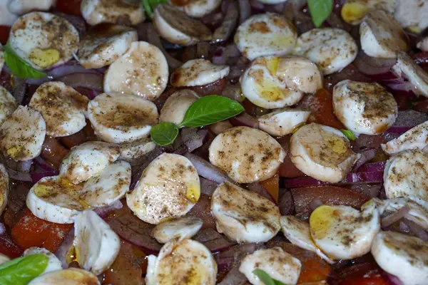 Ensalada Mozzarella Tomate Con Tomates Lavados Aros Cortan Cebolla Mozzarella —  Fotos de Stock