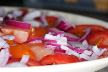Yıkanmış domatesli ve soğanlı soğan ve domates salatası.