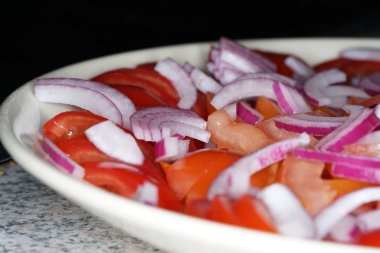 Yıkanmış domatesli ve soğanlı soğan ve domates salatası.