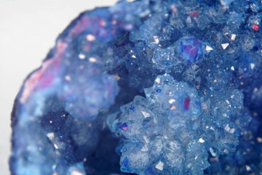 Akik kuvars bir mikrokristalin çeşididir. Akik güzel katmanları akik bir tabaka taş olduğunu göstermektedir.