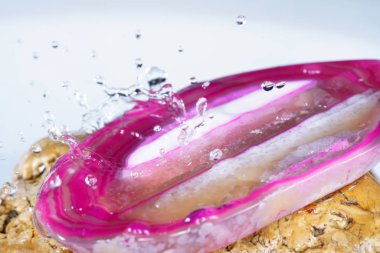 Akik itibaren birçok renk ve çeşitleri vardır, bazıları da kolay ayrım için kendi adlarını var.