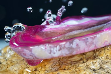 Akik itibaren birçok renk ve çeşitleri vardır, bazıları da kolay ayrım için kendi adlarını var.