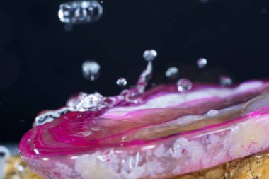 Akik itibaren birçok renk ve çeşitleri vardır, bazıları da kolay ayrım için kendi adlarını var.