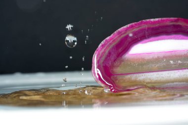 Akik itibaren birçok renk ve çeşitleri vardır, bazıları da kolay ayrım için kendi adlarını var.