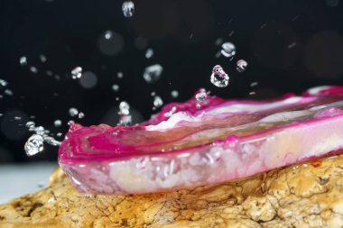 Akik itibaren birçok renk ve çeşitleri vardır, bazıları da kolay ayrım için kendi adlarını var.