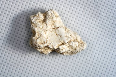 Ezoteriklerin görüşüne göre, şifalı taşlar, renkleri ile, formlarını ve içerdikleri mineralleri etkiler.
