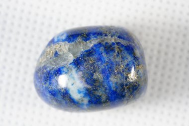 Lapis lazuli parlak mavi ve solmaya dayanıklı renk için bir pigment olarak Batı sanatında önemli bir rol oynadı.