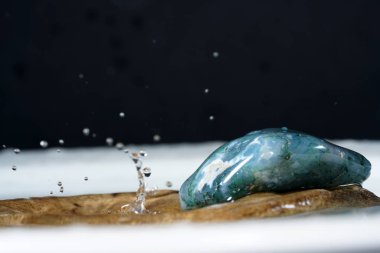 Yosun Akik, taşta yeşil renk mineralleri içeren, filamanlar ve yosun diğer yapılarda oluşan bir chalcedony türüdür. 