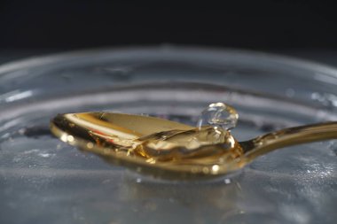 Su damlaları, higspeed flaş ve damlatıcılarla stüdyoda fotoğraflandı.