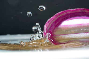 Su damlaları, higspeed flaş ve damlatıcılarla stüdyoda fotoğraflandı.