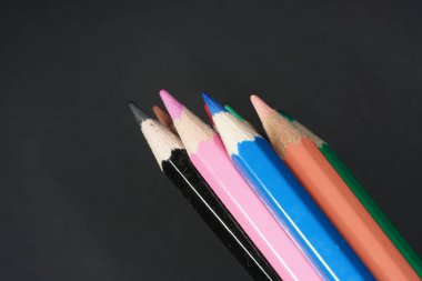 En iyi kalitede stüdyoda fotoğraflanan kalem ve renkli kalemler