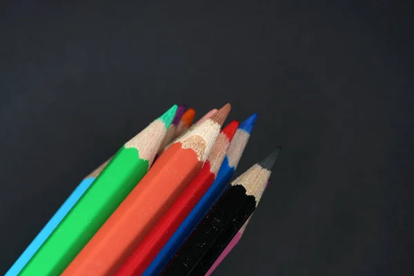 在工作室中以最佳质量拍摄的铅笔和彩色铅笔 — 图库照片