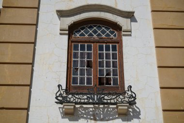 Dışarıdan fotoğraflanan pencereler her zaman binanın içinde ışık ve temiz hava getirmek için yararlı insanlar hizmet etmiş