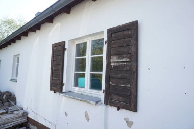 Dışarıdan fotoğraflanan pencereler her zaman binanın içinde ışık ve temiz hava getirmek için yararlı insanlar hizmet etmiş