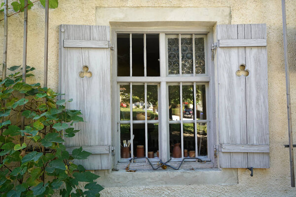 Окна, сфотографированные снаружи, всегда служили людям, полезным для привнесения света и свежего воздуха в здание
