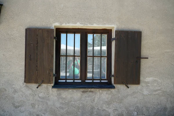 外から撮影された窓は 常に建物の中に光と新鮮な空気をもたらすのに役立つ人々を提供してきました — ストック写真